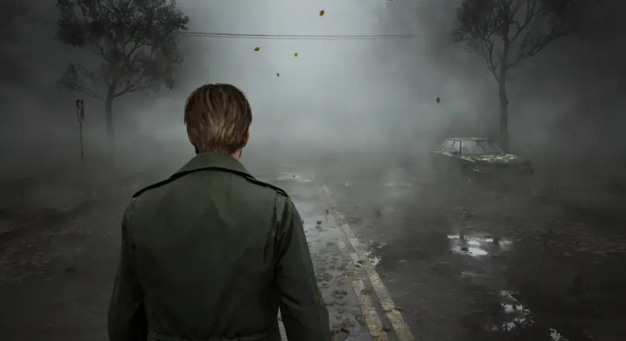 Mroczna droga we mgle, bohater w zielonej kurtce, opuszczony samochód i liście. Zapowiedź Silent Hill remake.