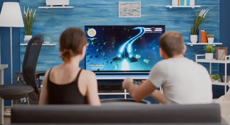 Para dowiedzieć się, ile prądu zużywa telewizor, para gra w grę kosmiczną.