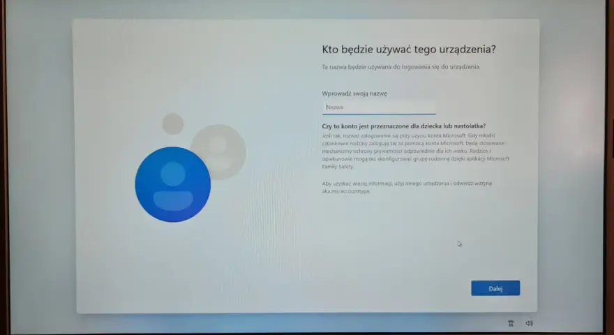 Instalacja Windows 11 bez internetu: ekran wyboru użytkownika. Wpisz nazwę, aby utworzyć konto lokalne.