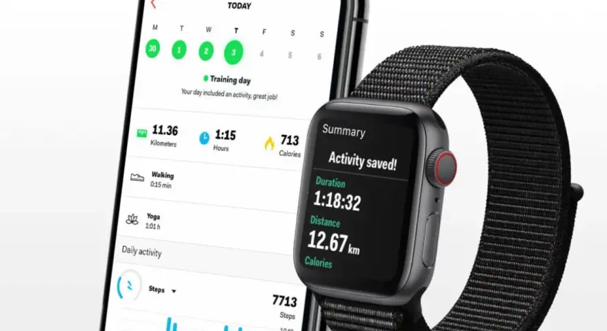 Telefon z aplikacją śledzącą aktywność i smartwatch. Krokomierz w telefonie pokazuje 7713 kroków, a zegarek podsumowuje trening: 12,67 km.