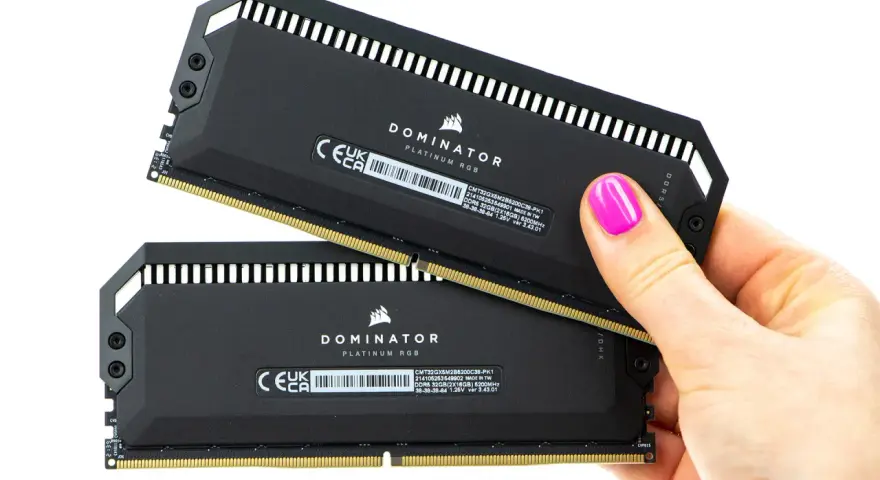 Dwie kości pamięci RAM DDR5 64GB (2x32GB) Corsair Dominator Platinum RGB.