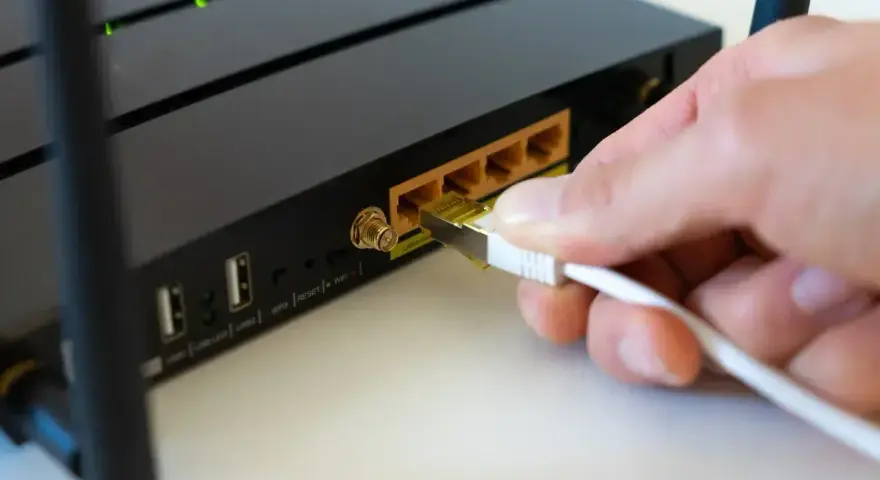 Podłączanie kabla LAN do routera to pierwszy krok, jak podłączyć internet do telewizora.