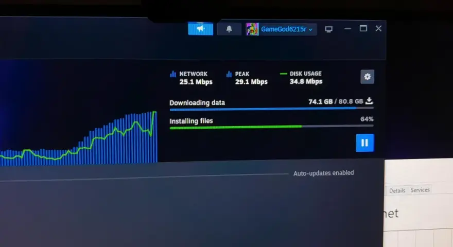 Monitor pokazuje pobieranie gry na Steam. Sieć działa z prędkością 25.1 Mbps, a dysk jest obciążony w 34.8 Mbps. Jak przyśpieszyć pobieranie na Steam?