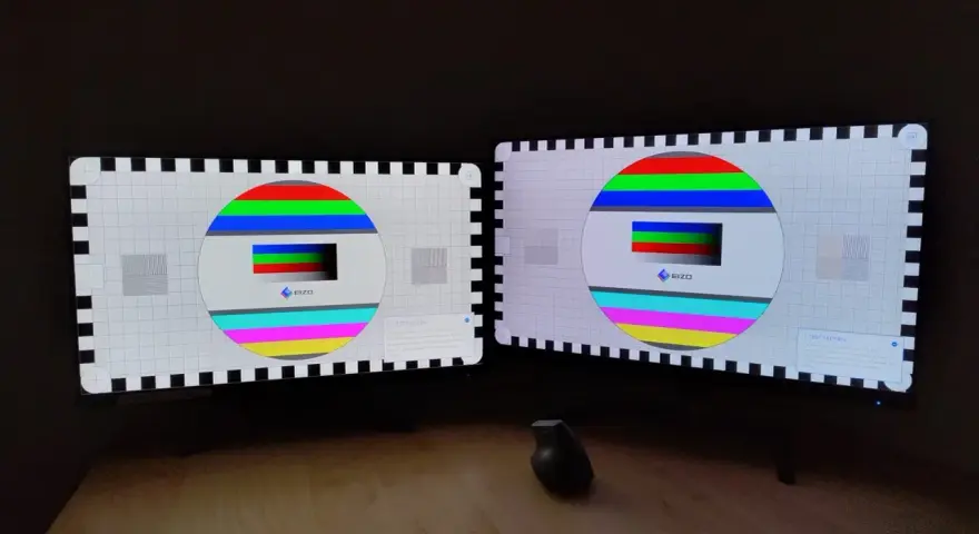Dwa monitory z testowym wzorem kolorów. Porównanie jakości obrazu VA vs IPS.