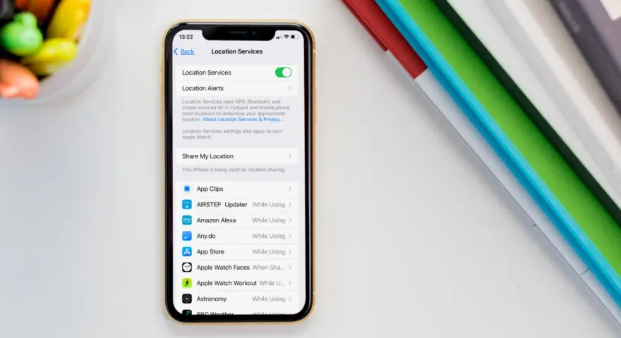 Ustawienia iPhone'a pokazują, jak wysłać lokalizację. Widoczne są opcje "Udostępnij moją lokalizację" i lista aplikacji.