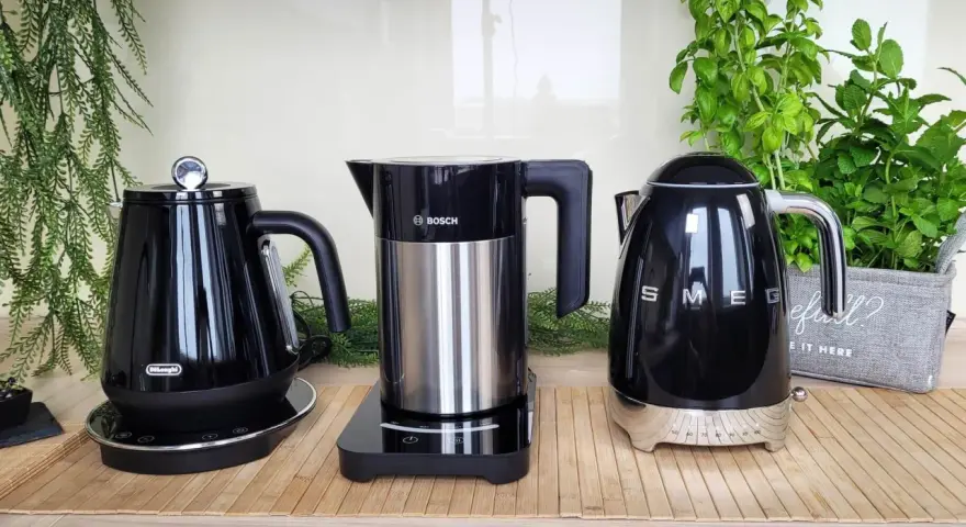 Trzy czarne czajniki: DeLonghi, Bosch i Smeg. Czy Sencor to za firma? Zobacz porównanie!