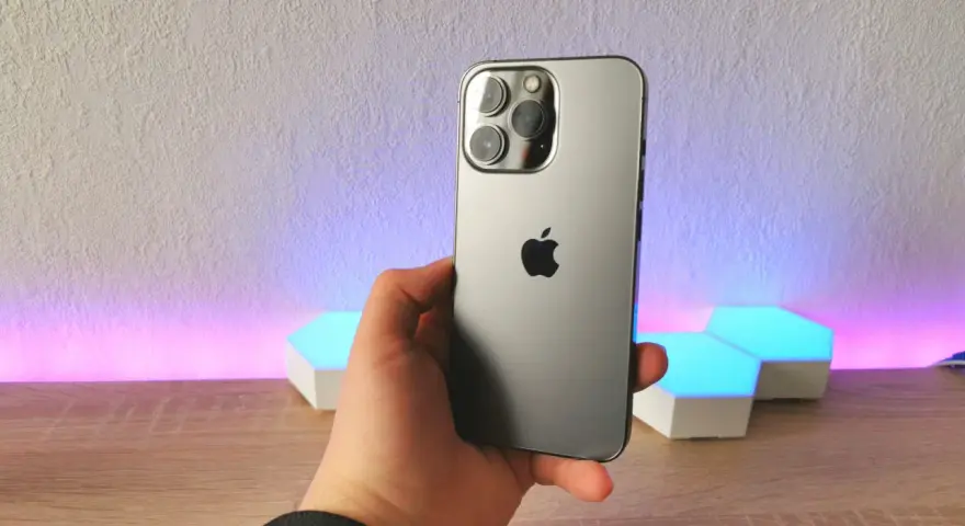 Dłoń trzyma iPhone 13 Pro. Zastanawiasz się nad jego pojemnością baterii?