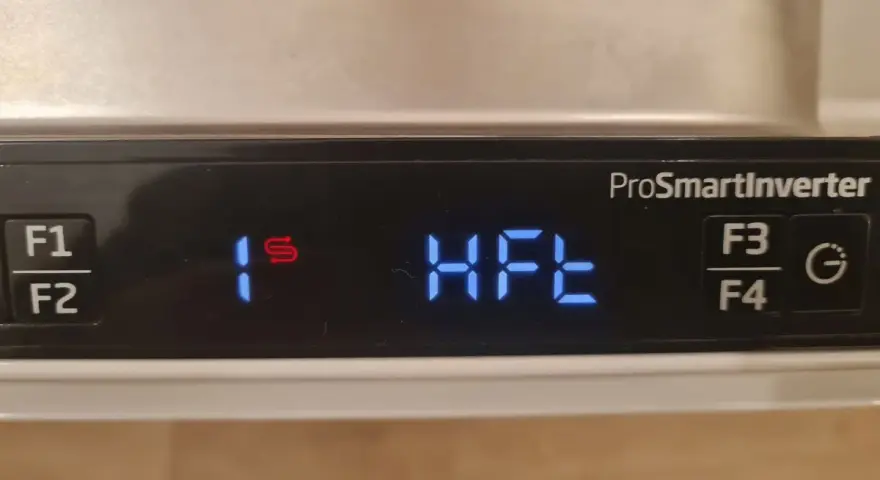 Panel zmywarki Beko: przyciski F1, F2, F3, F4, symbol "1s" i napis "HFE".