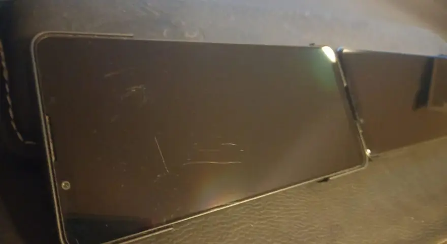 Dwa smartfony leżą obok siebie. Ekran jednego z nich, wykonany z Gorilla Glass Victus 2, nosi ślady zarysowań.