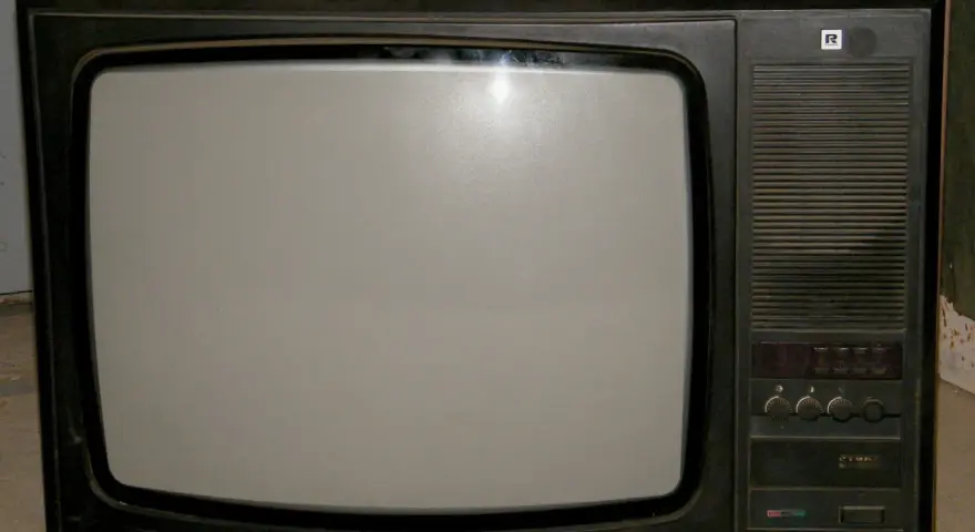 Stary polski telewizor z lat 60. z charakterystycznym logo R. Pamiętasz te polskie telewizory z lat 60.?