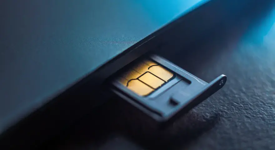 Złota karta SIM w wysuniętej tacce. Telefon nie czyta karty SIM, co może być frustrujące.