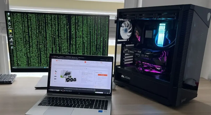 Stacja robocza z dwoma monitorami, laptopem i podświetlaną obudową PC. Dowiedz się, jak podłączyć dwa monitory do laptopa.