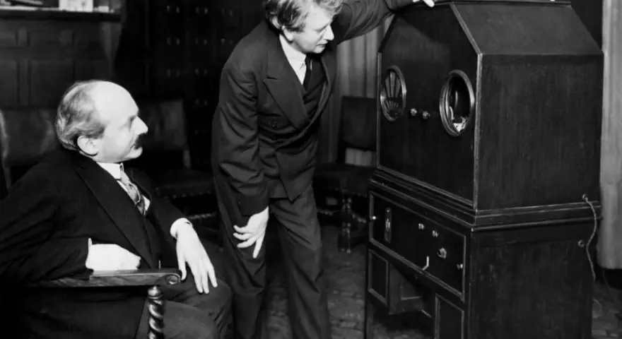 Dwóch mężczyzn przy wczesnym telewizorze. Czy to właśnie ten wynalazł telewizor?