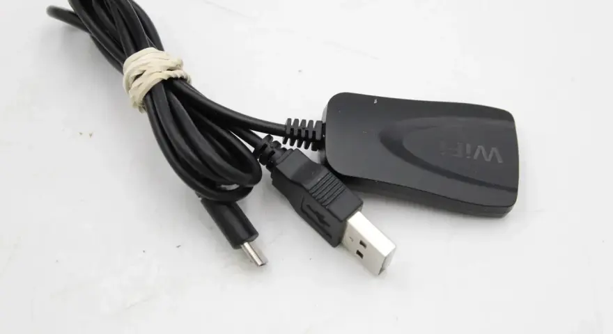 Czarny adapter Wi-Fi z kablem USB i złączem micro USB. Idealny, by dowiedzieć się, jak zrobić smart TV z tradycyjnego telewizora.