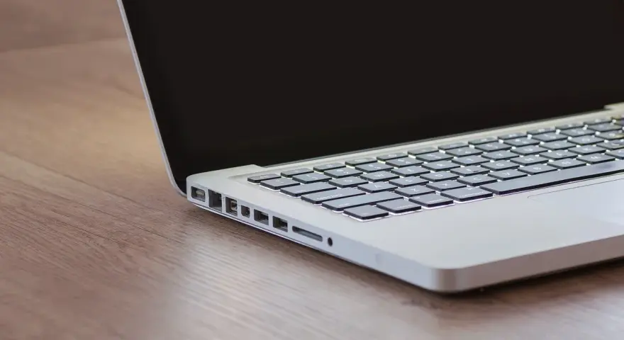 Czekam na inspirację, gdy czarny ekran w laptopie odbija światło.