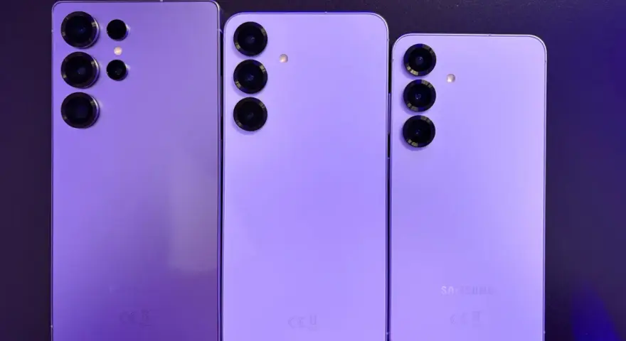 Trzy fioletowe smartfony Samsung, w tym model z czterema aparatami, zapowiadają premierę Samsung S26.