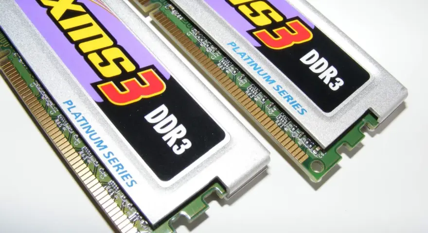 Dwa moduły pamięci RAM DDR3 "XMS3 Platinum Series". Choć wizualnie podobne, kluczowa różnica między DDR3 a DDR3L to napięcie.