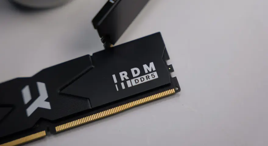 Moduł pamięci IRDM DDR5, gotowy do instalacji. Porównanie DDR4 vs DDR5 w praktyce.