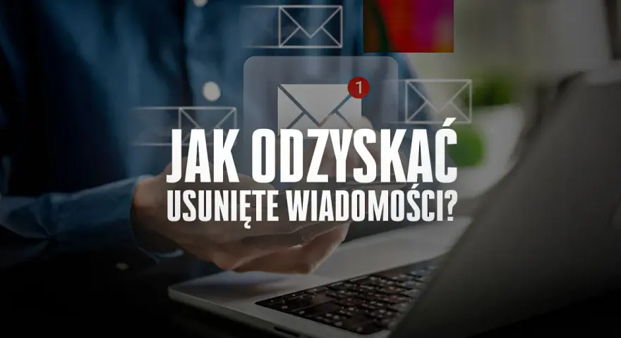 Odzyskiwanie usuniętych wiadomości SMS. Dłoń nad klawiaturą laptopa, ikony kopert.