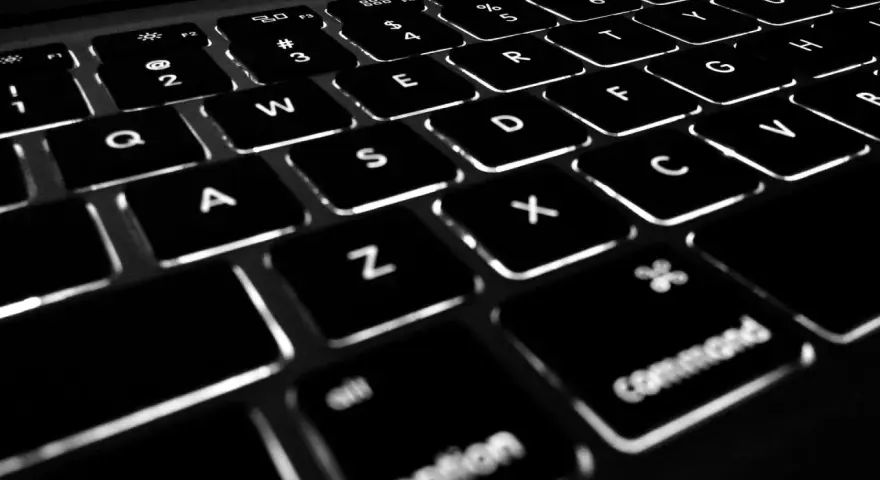 Podświetlane klawisze laptopa, w tym klawisze funkcyjne F1-F12, litery i symbole.