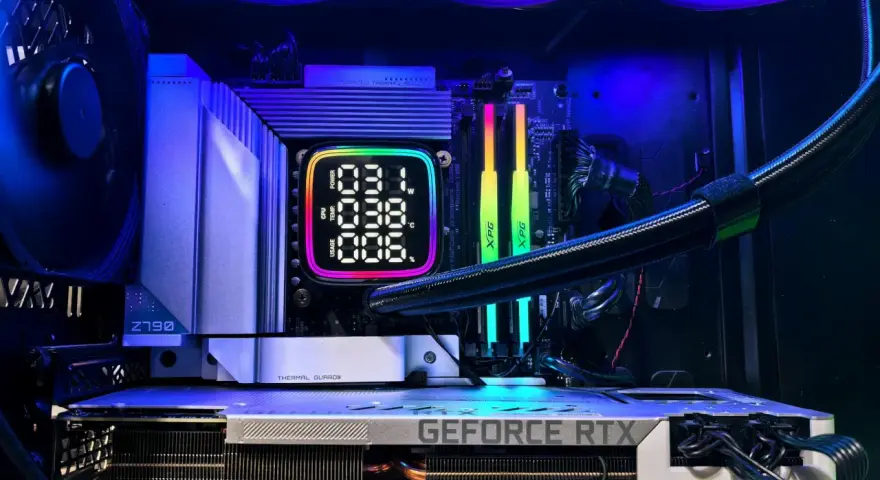 Wnętrze komputera z podświetlaną kartą graficzną GeForce RTX i wyświetlaczem temperatury CPU. Idealne do naprawy kart graficznych.