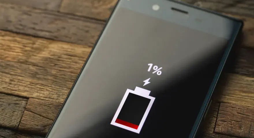 Ekran telefonu Samsung z ikoną baterii na 1%. Czas na kalibrację baterii Samsung, by odzyskać pełną moc.