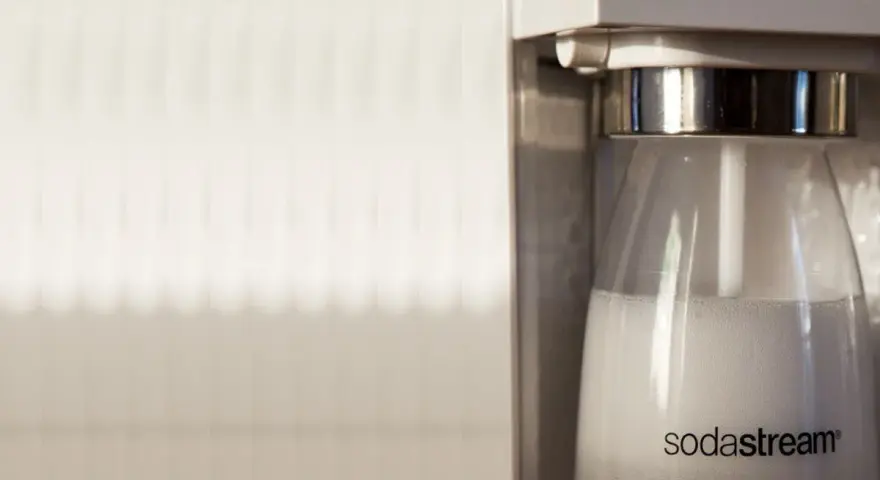 Zbliżenie na butelkę SodaStream z bąbelkami, gotową do wymiany butli.