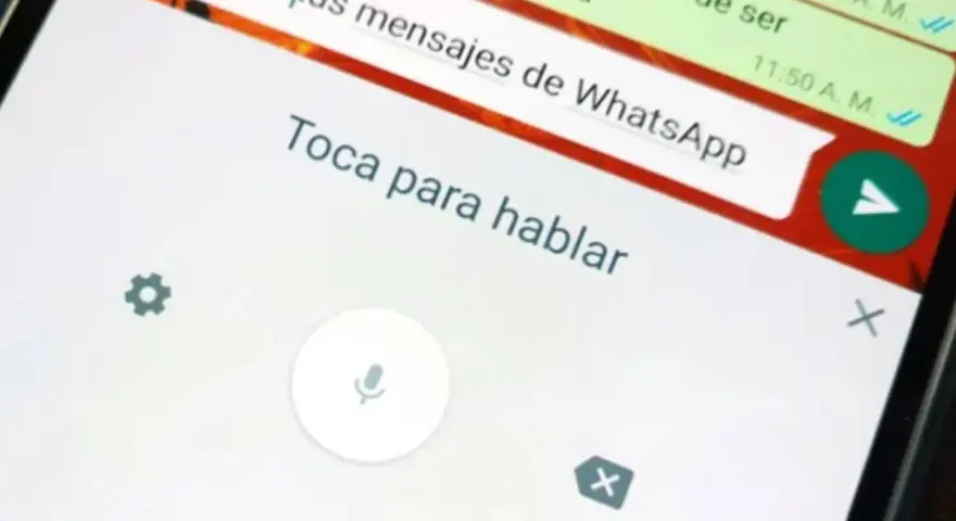 Ekran telefonu z komunikatorem. Widoczna instrukcja "Toca para hablar" i ikona mikrofonu, pokazująca jak włączyć pisanie głosowe.