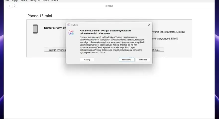 Komunikat w iTunes informuje o problemie z iPhone'em 13 mini, sugerując uaktualnienie lub odtworzenie, co może pomóc jak usunąć blokadę ekranu.