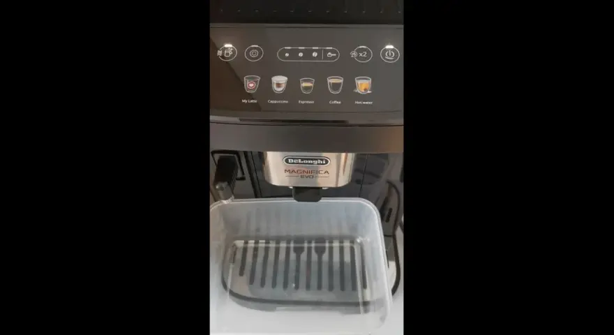 Ekspres DeLonghi Magnifica EVO gotowy do odkamieniania. Na panelu sterowania widoczne ikony napojów.