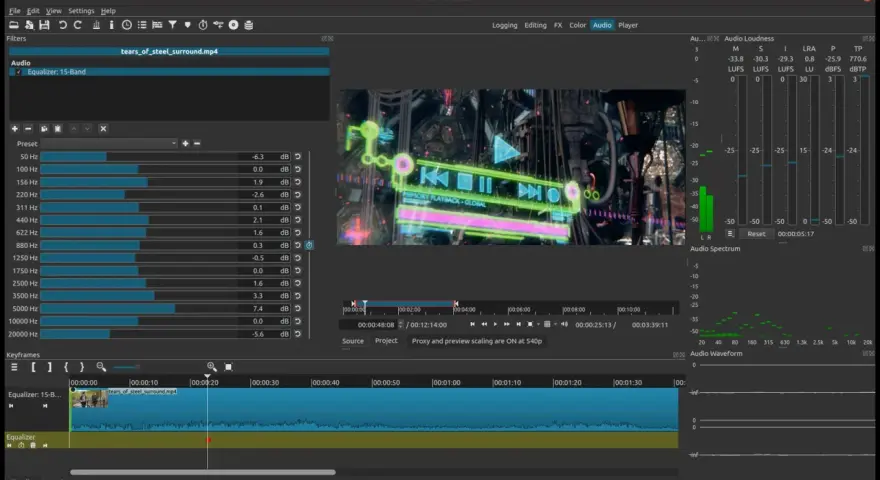 Shotcut, program do łączenia filmów, z widocznym edytorem audio i wizualizacją dźwięku.