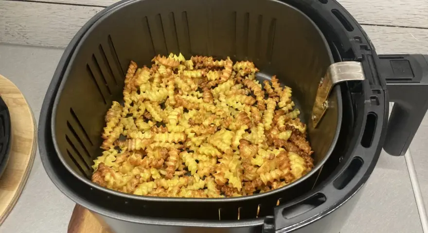 Chrupiące frytki karbowane prosto z frytkownicy beztłuszczowej. Idealne do szybkich przekąsek i jako dodatek do dań. Odkryj proste air fryer przepisy!