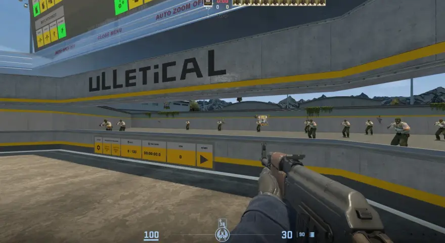 Gracz ćwiczy celność na mapie treningowej CS:GO, celując w boty. Widoczny jest interfejs gry z informacjami o postępach w wyzwaniu "The Aim Botz Challenge".