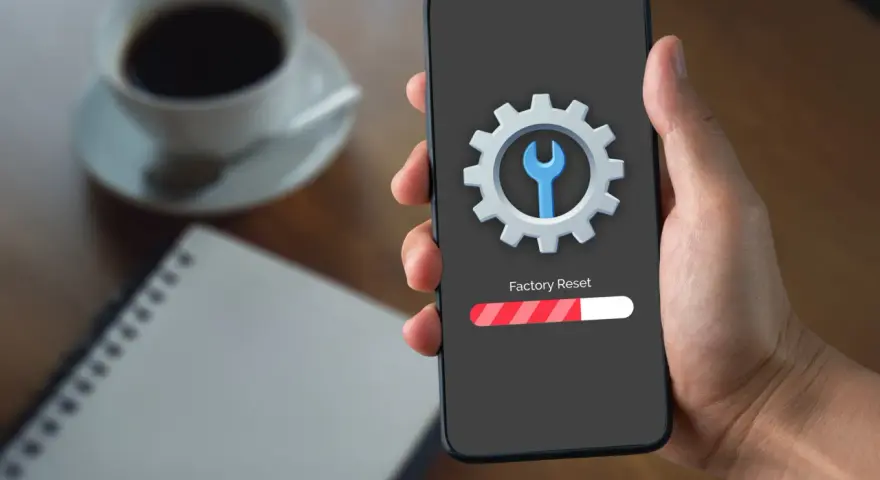 Telefon z ikoną narzędzi i paskiem postępu "Factory Reset". To może pomóc, gdy chcesz naprawić dotyk w telefonie.
