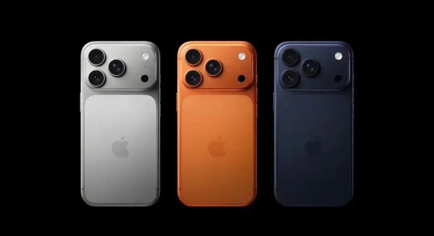 Trzy telefony iPhone w kolorach srebrnym, pomarańczowym i granatowym, z potrójnymi aparatami. Wyglądają jak przyszłe modele, może nawet iPhone 18.