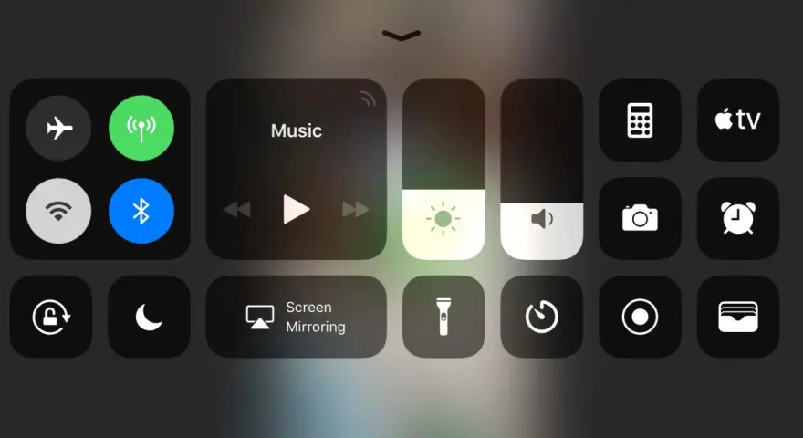 Centrum sterowania iPhone'a z opcjami Wi-Fi, Bluetooth, muzyki i Screen Mirroring. Aby włączyć AirPlay, szukaj ikony Screen Mirroring.