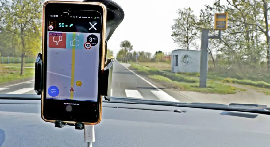 Telefon z nawigacją Yanosik pokazuje prędkość 31 km/h przy ograniczeniu do 50 km/h. Czy Yanosik działa w Niemczech? Tak, aplikacja działa i ostrzega o fotoradarach.