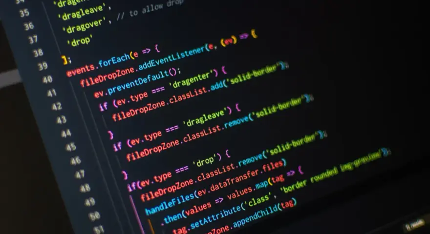 Kod JavaScript w darmowym edytorze tekstu, obsługujący zdarzenia przeciągania i upuszczania plików.
