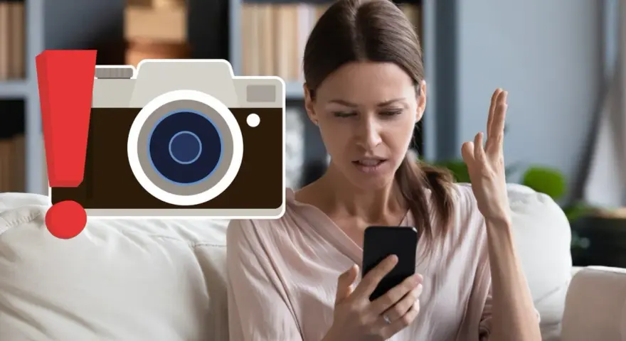 Kobieta zmartwiona, bo jej Samsung ma błąd kamery. Czerwony wykrzyknik obok ikony aparatu.