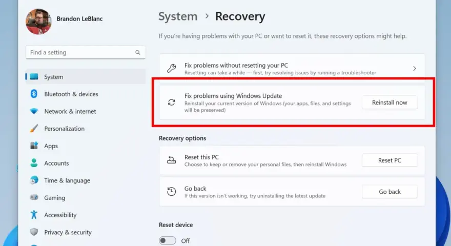 Ekran odzyskiwania systemu Windows 11, opcja "Napraw problemy przy użyciu Windows Update" do reinstalacji systemu.
