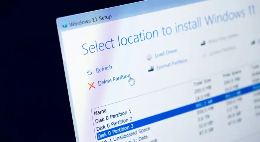 Instalator Windows 11 pokazuje opcje zarządzania partycjami. Kliknięcie "Usuń partycję" to pierwszy krok, by dowiedzieć się, jak sformatować dysk z systemem.