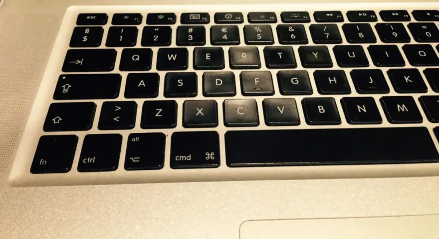 Klawiatura laptopa z widocznymi klawiszami, w tym literami "QWERTY" i "ASDFGH". Można tu znaleźć skrót klawiszowy na wyłączenie komputera.
