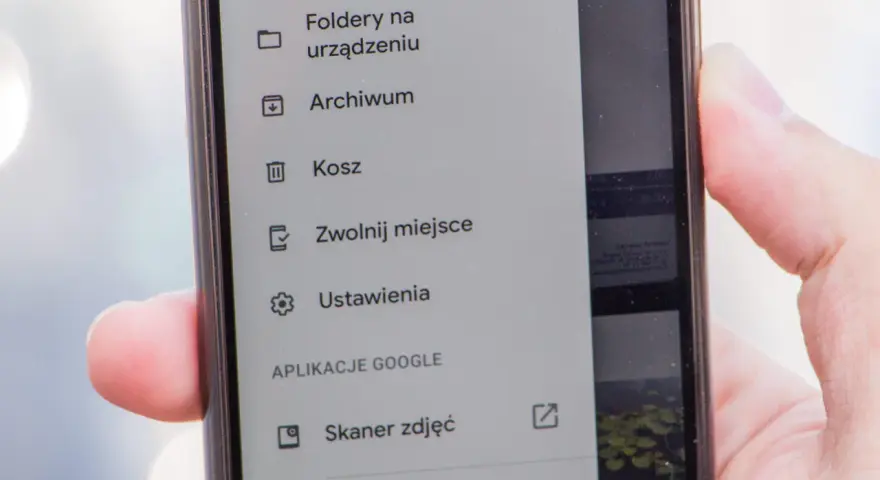 Menu aplikacji Files by Google. Widoczny jest "Kosz", gdzie trafiają usunięte pliki, oraz opcje "Foldery na urządzeniu", "Archiwum" i "Ustawienia".