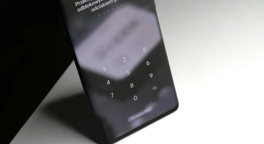 Ekran blokady telefonu z klawiaturą numeryczną i instrukcją, jak odblokować telefon przez aparat (rozpoznawanie twarzy) lub odcisk palca.