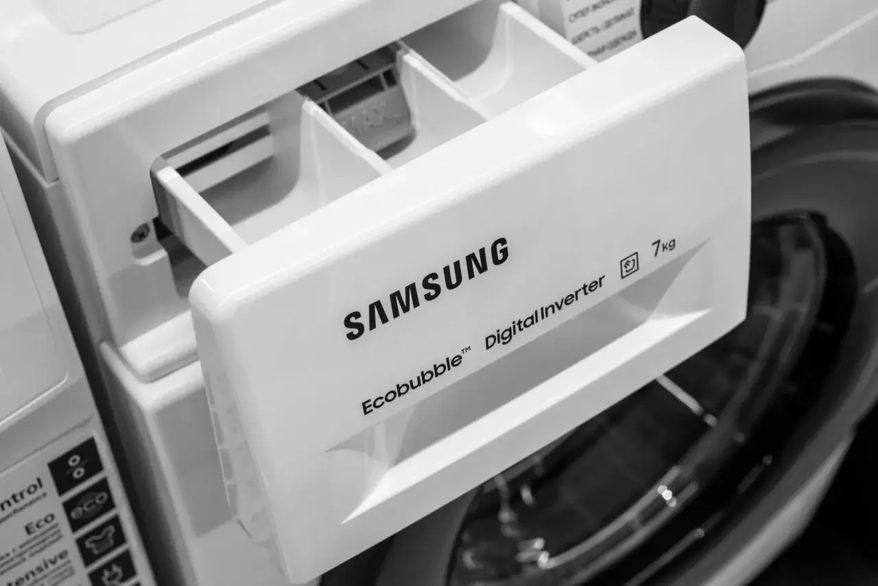 Szara szuflada na detergenty pralki Samsung Ecobubble. Wskazówki dotyczące kodów błędów pralki Samsung Ecobubble.