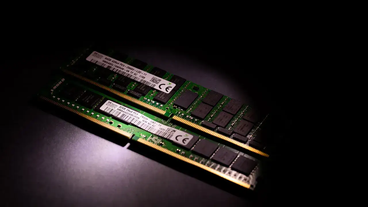 Dwa moduły pamięci RAM DDR5, jeden 64GB, drugi 32GB, gotowe do zwiększenia mocy komputera.