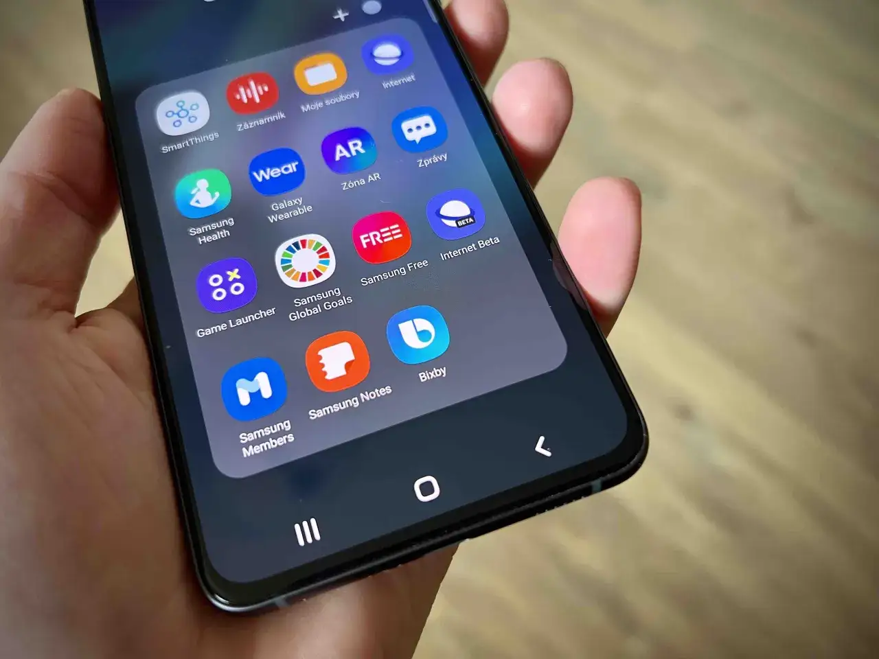Na ekranie telefonu widać ikony aplikacji, m.in. SmartThings, Samsung Health, Wear, AR, Internet, Samsung Free. To pokazuje, appcloud co to za usługi.
