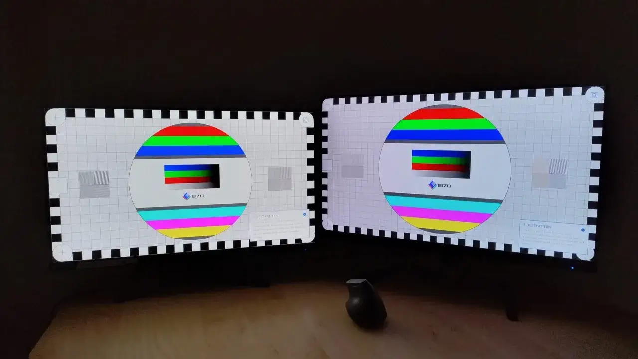 Dwa monitory EIZO z testowym wzorem kolorów. Porównanie jakości obrazu między panelami VA vs IPS.