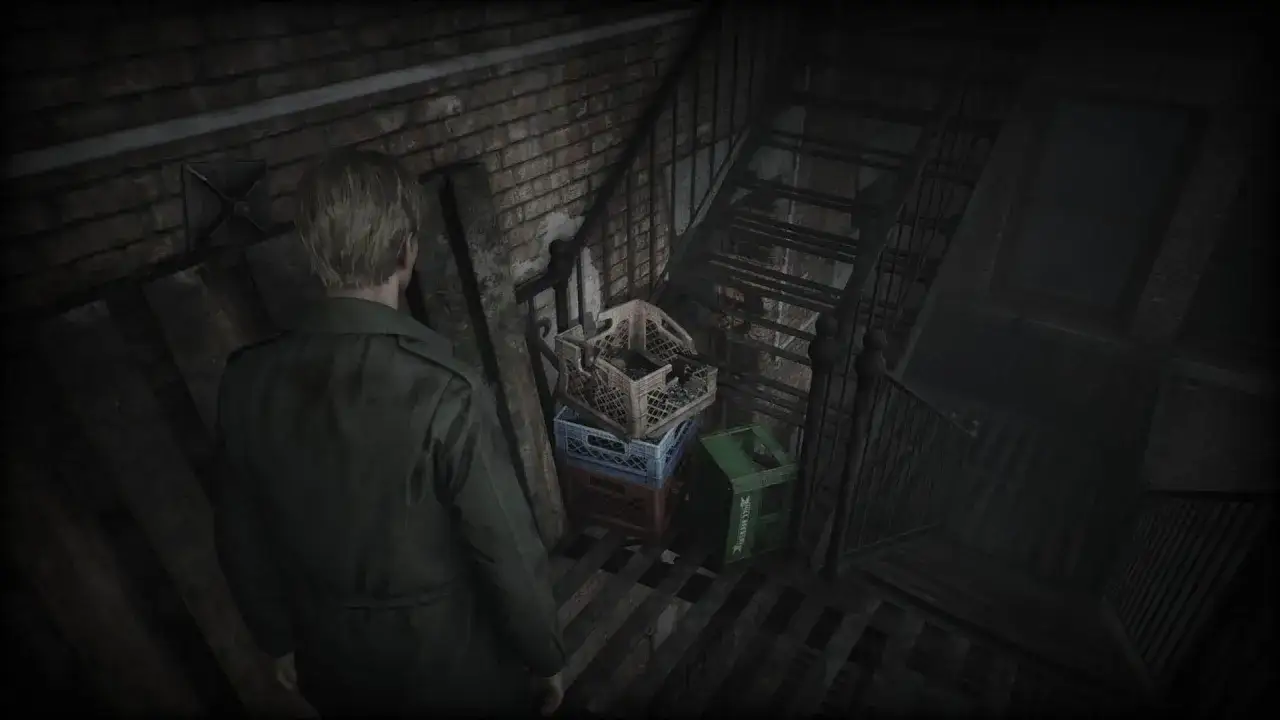 James Sunderland stoi przy klatce schodowej w mrocznym zaułku, przygotowując się na wydarzenia w Silent Hill remake.