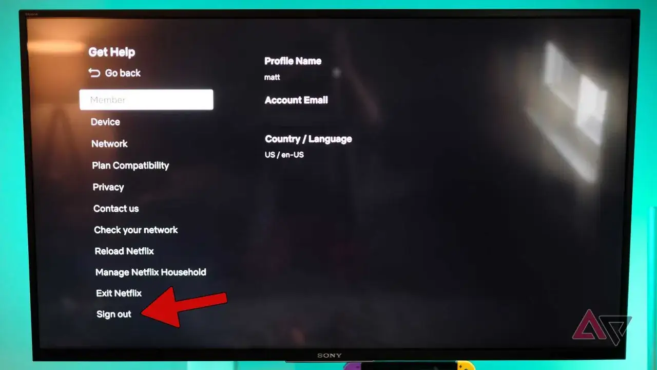 Menu Netflix na telewizorze. Czerwona strzałka wskazuje opcję 
